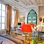 Charming Two Bedroom At Notre - Dame * Parijs