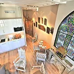Charming Two Bedroom At Notre - Dame