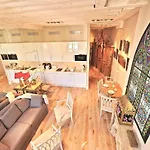 Charming Two Bedroom At Notre - Dame * Parijs