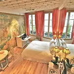 Charming Two Bedroom At Notre - Dame