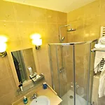 Appartement Charming Two Bedroom At Notre - Dame Parijs