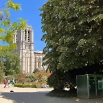Charming Two Bedroom At Notre - Dame * Parijs