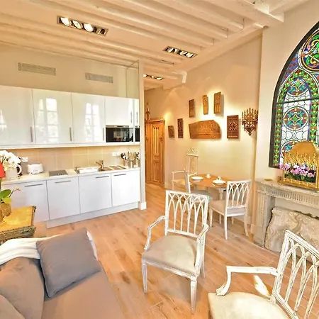 Charming Two Bedroom At Notre - Dame * Parijs
