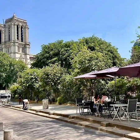 Charming Two Bedroom At Notre - Dame * Parijs