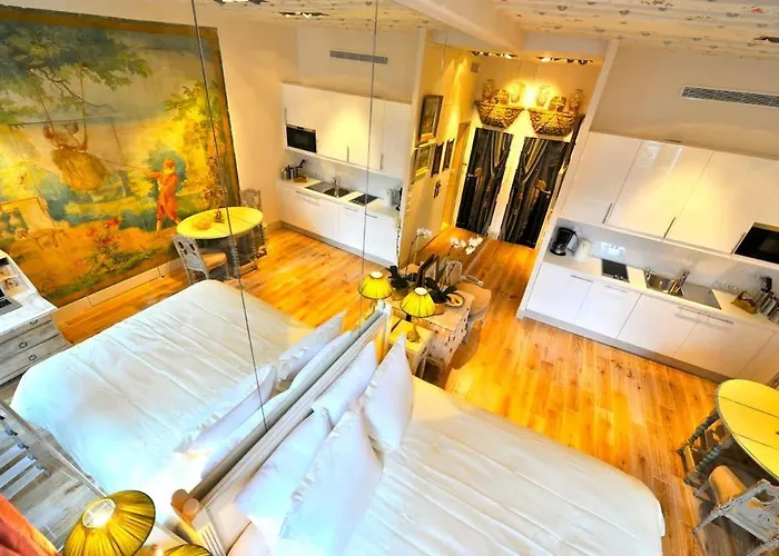 Charming Two Bedroom At Notre - Dame Apartment *